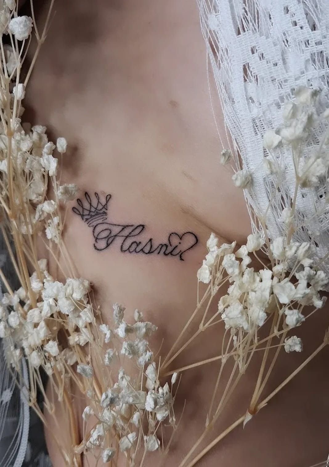Prénom en lettres calligraphiées, surmonté d’une petite couronne et terminé par un cœur, en trait fin.
