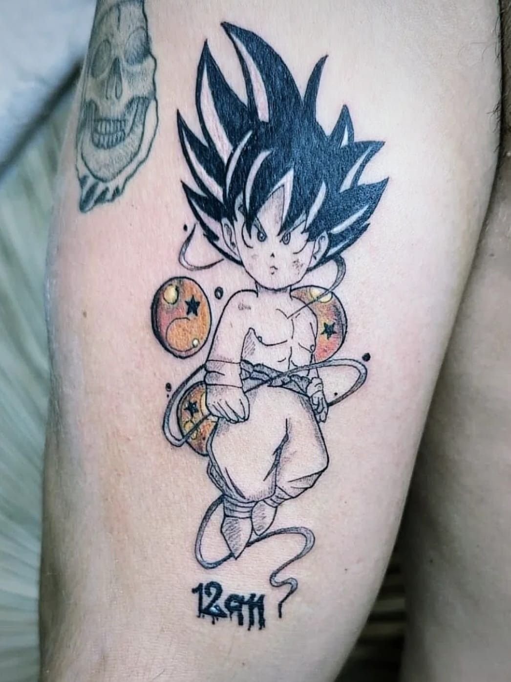 Goku enfant, personnage de Dragon Ball, en trait noir, avec des boules de cristal orange en couleur.
