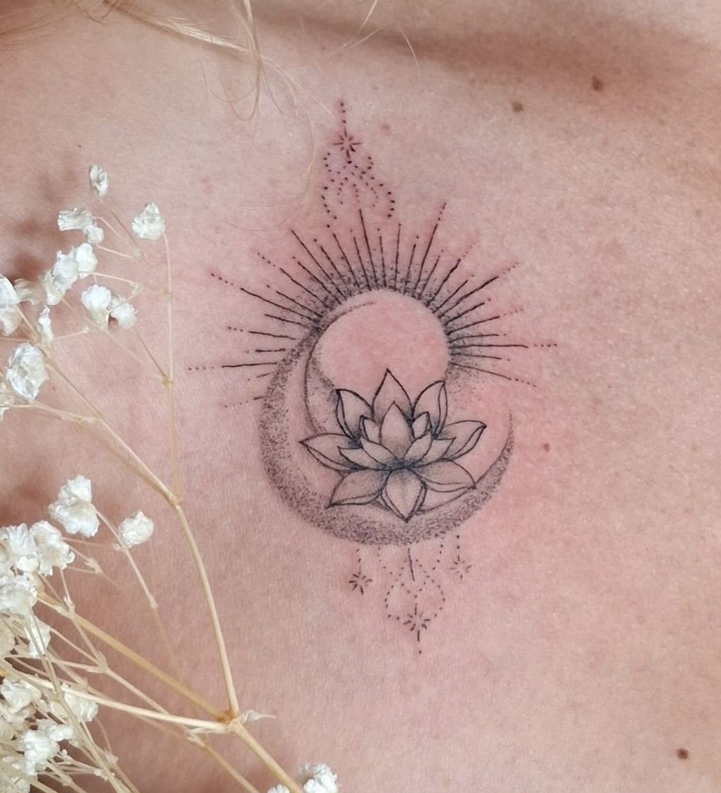 Croissant de lune ombré en points, fleur de lotus et rayons en trait fin, sous la clavicule.