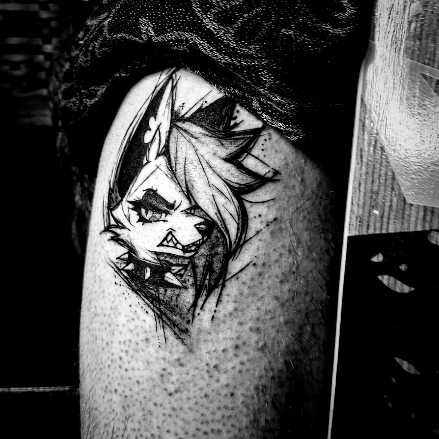 Personnage de loup façon dessin animé, traité en style sketch noir, photographié en noir et blanc.